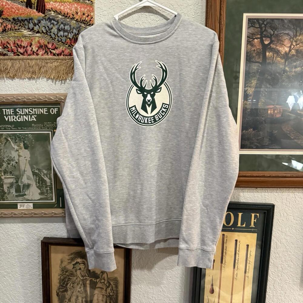 NWOT Milwaukee Bucks Fanatics Basketball Designer Sweatshirt Size Men’s‎ Large